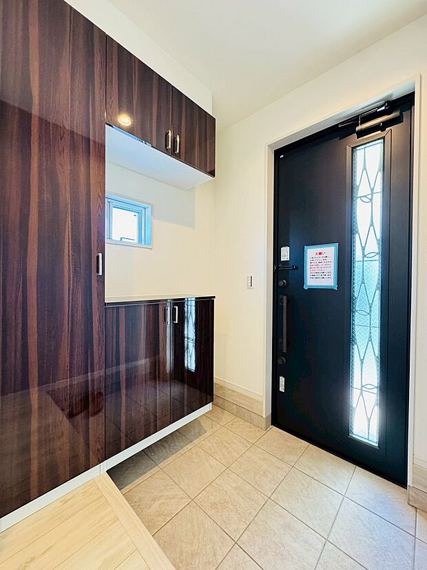 落ち着いた雰囲気の玄関、家族の帰りを暖かく迎えてくれます