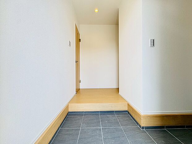 落ち着いた雰囲気の玄関、家族の帰りを暖かく迎えてくれます