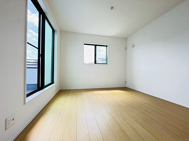 2面に窓があり、通風や採光があるお部屋です