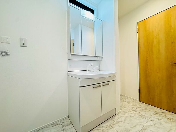 歯ブラシや洗面グッズなども収納できる三面鏡はお手入れも簡単です！