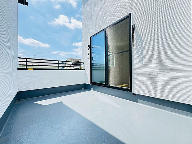 ワイドバルコニーは圧迫感もなくゆったりと使えますね