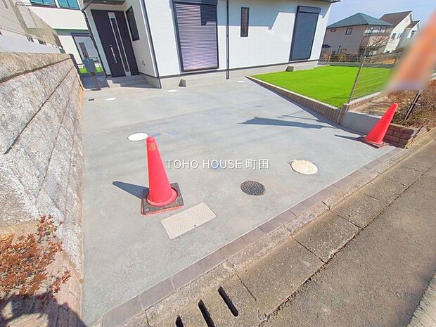 2台分可能なゆとりの敷地。1台の方でもお客様が来られた時に安心です