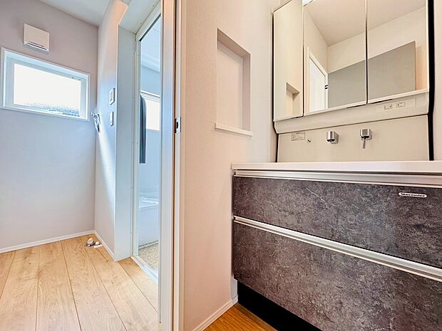 浴室暖房乾燥機を完備し、雨天時のお洗濯も安心の浴室設備