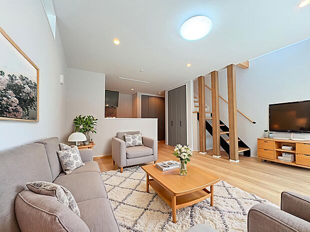 家具はCGで作成しており、実際に現地に家具は置かれておりません。また、価格に家具は含まれておりません。