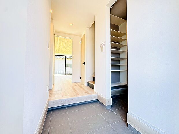 大型荷物も安心、玄関にはたっぷり収納の「シューズインクローク」付き