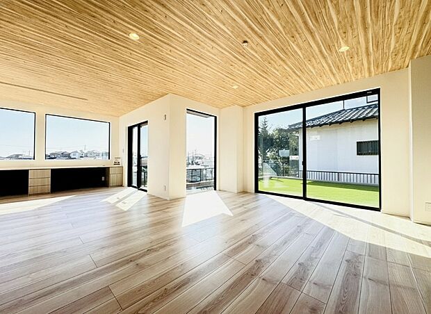 大きな窓のあるリビングは自然と家族が集まる空間に…