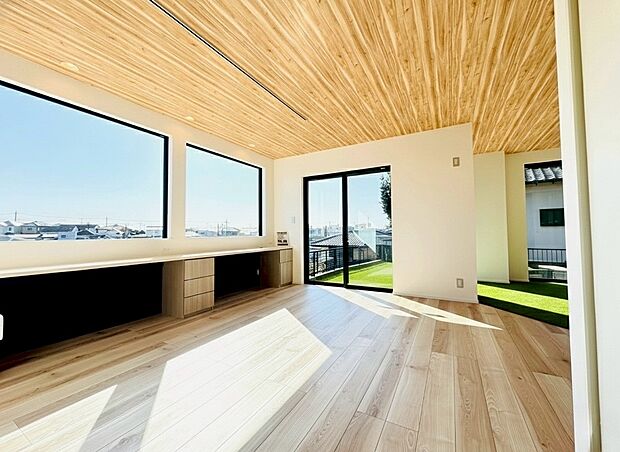 窓からの暖かい陽射しで会話もはずむ明るいリビング