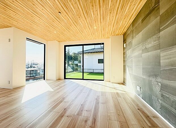 陽光のさしこむ明るいリビングダイニングは家族の大切な場所の一つ