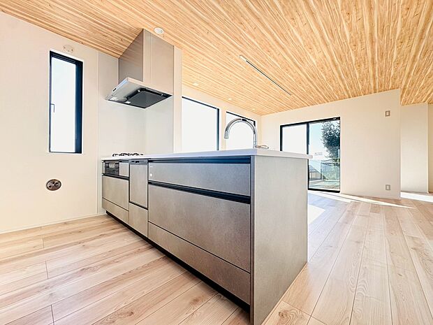 家事をしながら家族との会話も弾む対面キッチンを採用