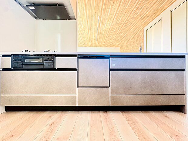 ビルトイン式食洗機を標準完備した、機能性に優れたシステムキッチン