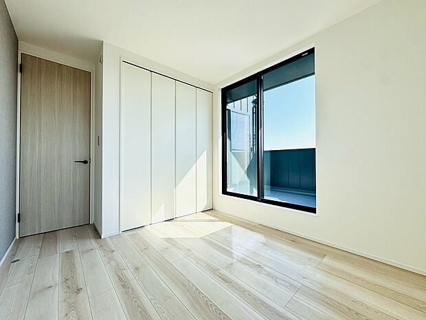 窓のある落ち着いた雰囲気のお部屋