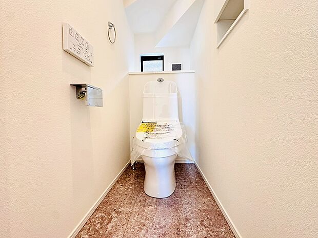 トイレには快適な温水洗浄便座付