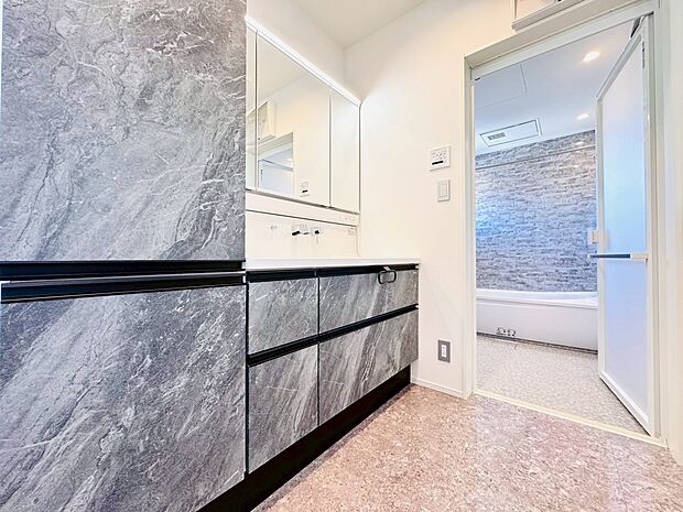 オシャレな洗面所は朝の身支度も楽しくなりますね