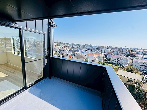 ワイドバルコニーは圧迫感もなくゆったりと使えますね