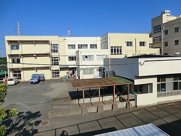 町田市立成瀬中央小学校　距離約560m