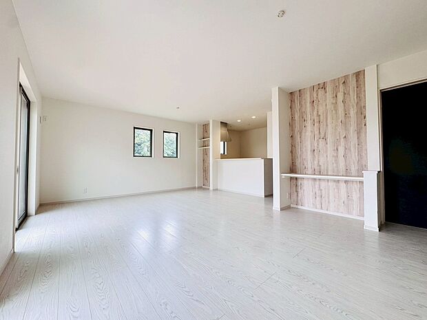 明るいリビングルームは自然と家族が集まるコミュニケーションの場所に