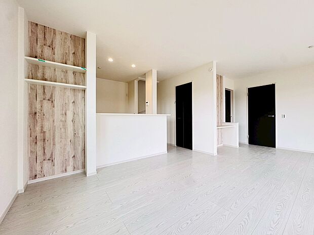 自然光が入る明るいリビングダイニング