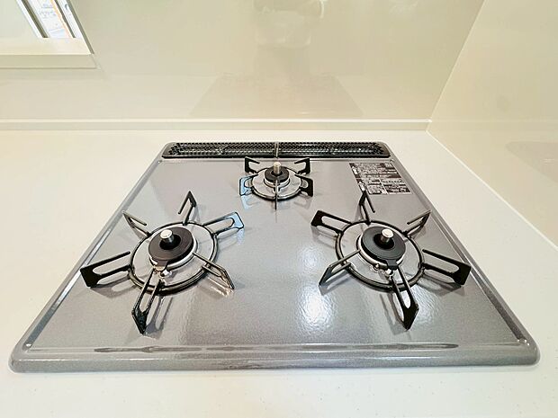 3口ガスコンロでお料理のスピードもUP 効率よくお料理ができますね