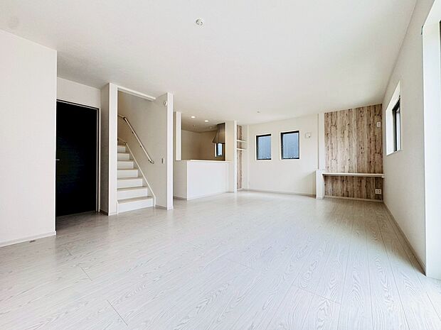 明るいリビングルームは自然と家族が集まるコミュニケーションの場所に