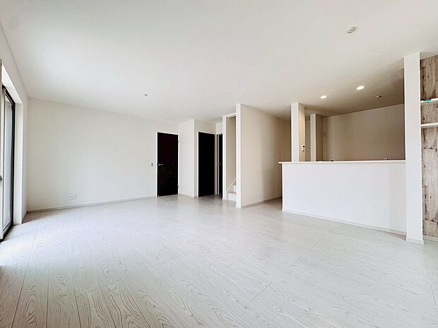 窓からの暖かい陽射しで会話もはずむ明るいリビング