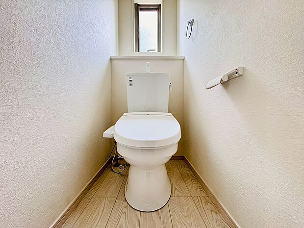 トイレには快適な温水洗浄便座付