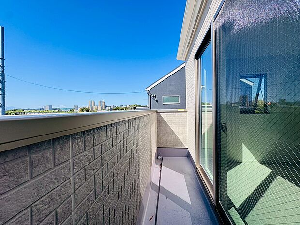 L字型のバルコニーは陽当たりもよく、晴れの日のお洗濯も楽しみに