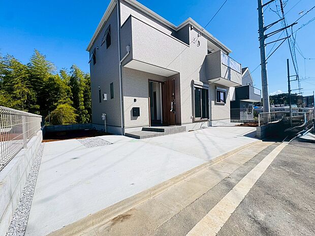 2台分可能なゆとりの敷地。1台の方でもお客様が来られた時に安心です