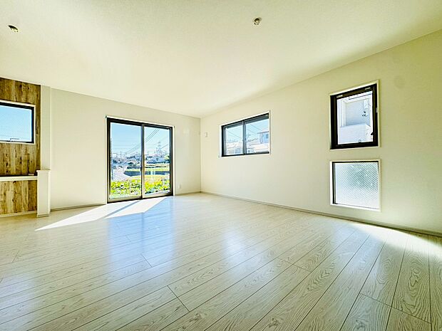 窓からの暖かい陽射しで会話もはずむ明るいリビング