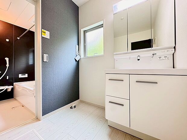 歯ブラシや洗面グッズなども収納できる三面鏡はお手入れも簡単です！