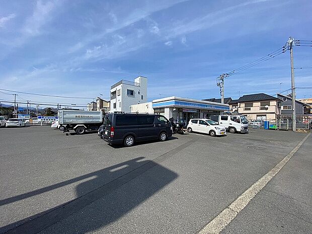 ローソン　海老名上郷店まで約900m