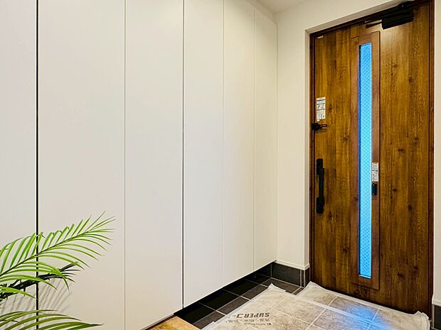 落ち着いた雰囲気の玄関、家族の帰りを暖かく迎えてくれます