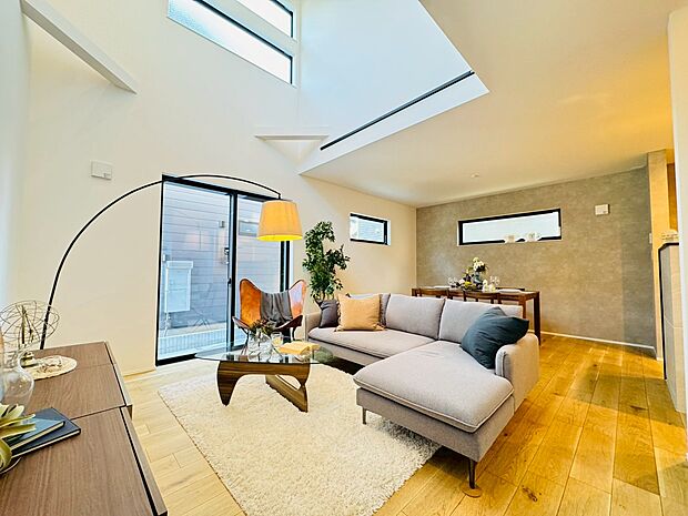 明るいリビングルームは自然と家族が集まるコミュニケーションの場所に