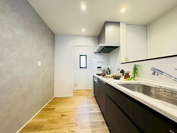 対面キッチンからはリビング全体が見渡せてお子様がいても安心な空間