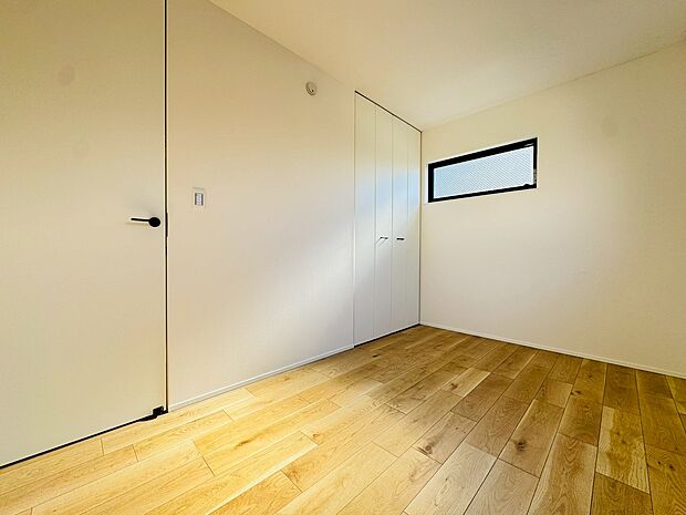 採光のある洋室は、くつろぎのひと時を過ごすのに良いですね