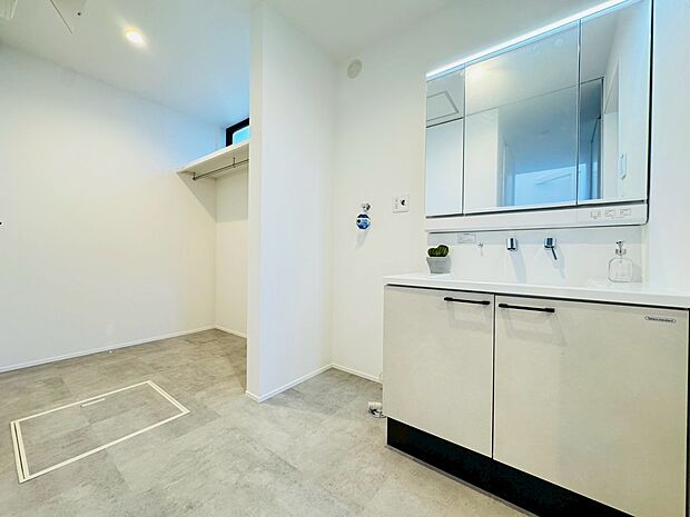 歯ブラシや洗面グッズなども収納できる三面鏡はお手入れも簡単です!