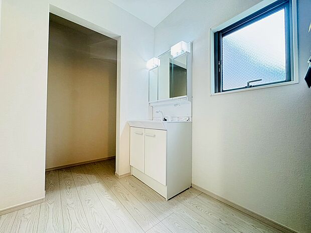 歯ブラシや洗面グッズなども収納できる三面鏡はお手入れも簡単です！