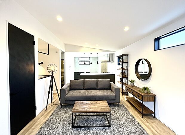 ※画像は実際の室内写真をもとに、家具・調度品の配置例をCG合成したもので、家具等は販売価格に含まれません。