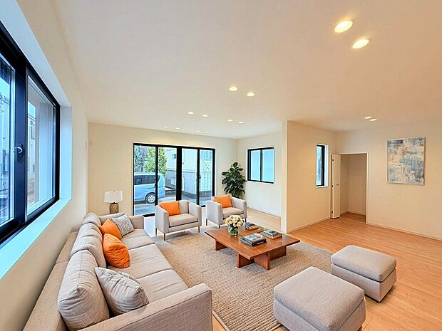 家具はCGで作成しており、実際に現地に家具は置かれておりません。また、価格に家具は含まれておりません。