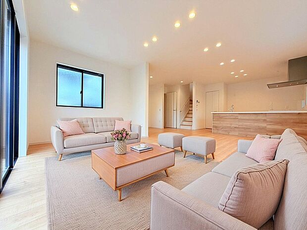 家具はCGで作成しており、実際に現地に家具は置かれておりません。また、価格に家具は含まれておりません。