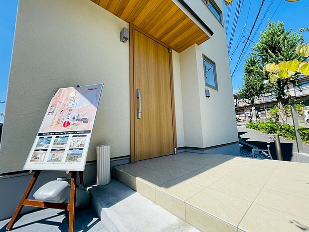 落ち着いた雰囲気の玄関、家族の帰りを暖かく迎えてくれます