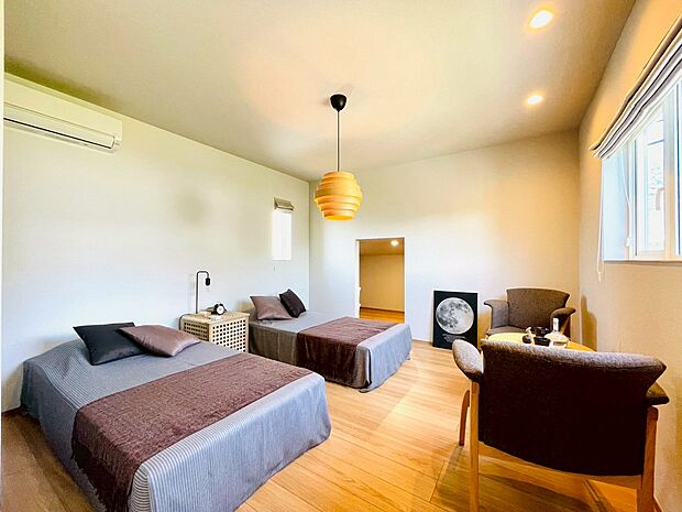 窓のある落ち着いた雰囲気のお部屋