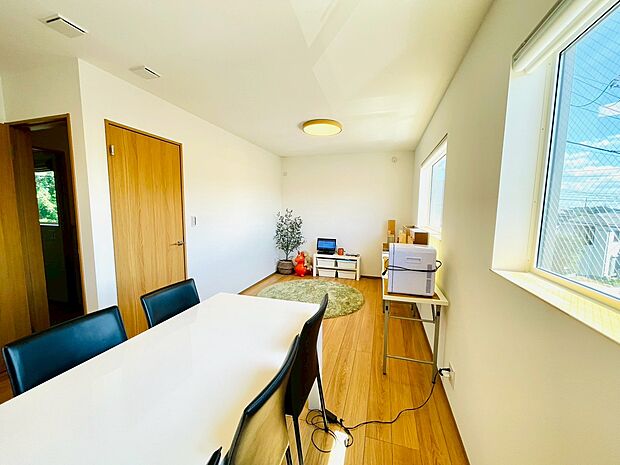 2面に窓があり、通風や採光があるお部屋です