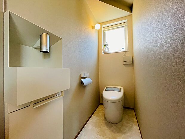 トイレには快適な温水洗浄便座付