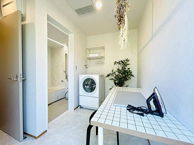 窓のついた洗面所はこもった空気もすぐ換気できます