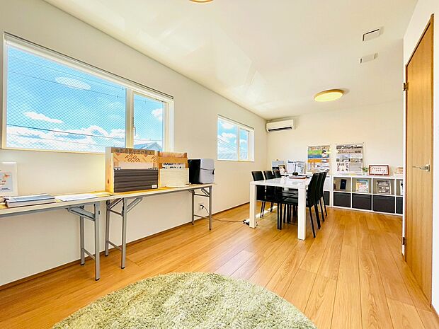 窓のある落ち着いた雰囲気のお部屋