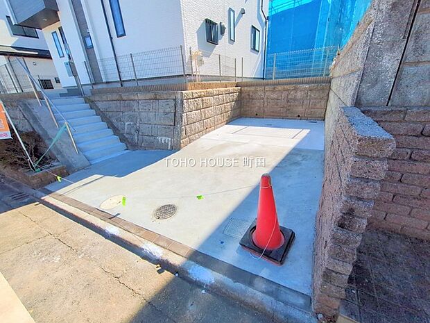 2台分可能なゆとりの敷地。1台の方でもお客様が来られた時に安心です