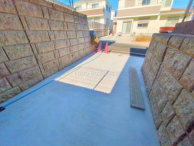 2台分可能なゆとりの敷地。1台の方でもお客様が来られた時に安心です