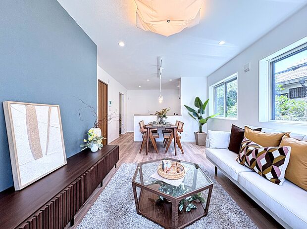 南側に開口部を多く採用した明るいLDK