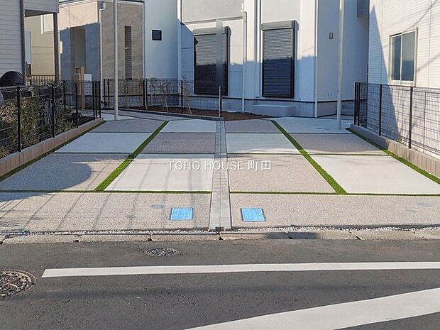 2台分可能なゆとりの敷地。1台の方でもお客様が来られた時に安心です