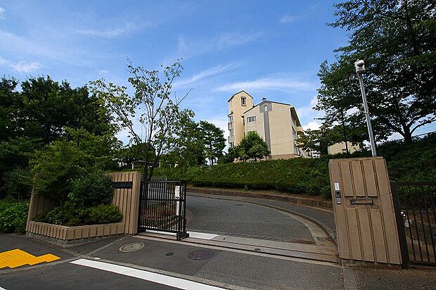 八王子市立上柚木中学校 距離約900m